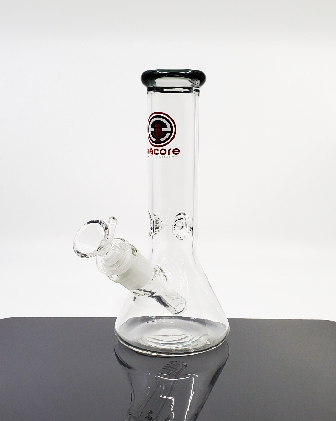 Encore Glass 8” Beaker with a colorful lip accent, featuring a compact 38mm design for smooth draws and easy handling, perfect for everyday use.
