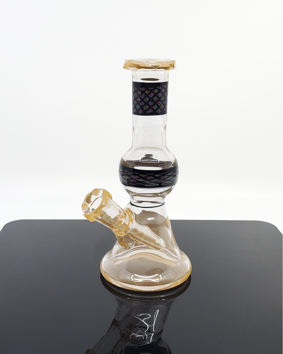 Peach Faceted Jammer 10mm Rig: The Shipley Glass Peach Faceted Jammer brings elegance to any collection with its stylish peach color, unique faceted design, and functional 10mm joint, perfect for enthusiasts who value both aesthetics and quality glasswork.