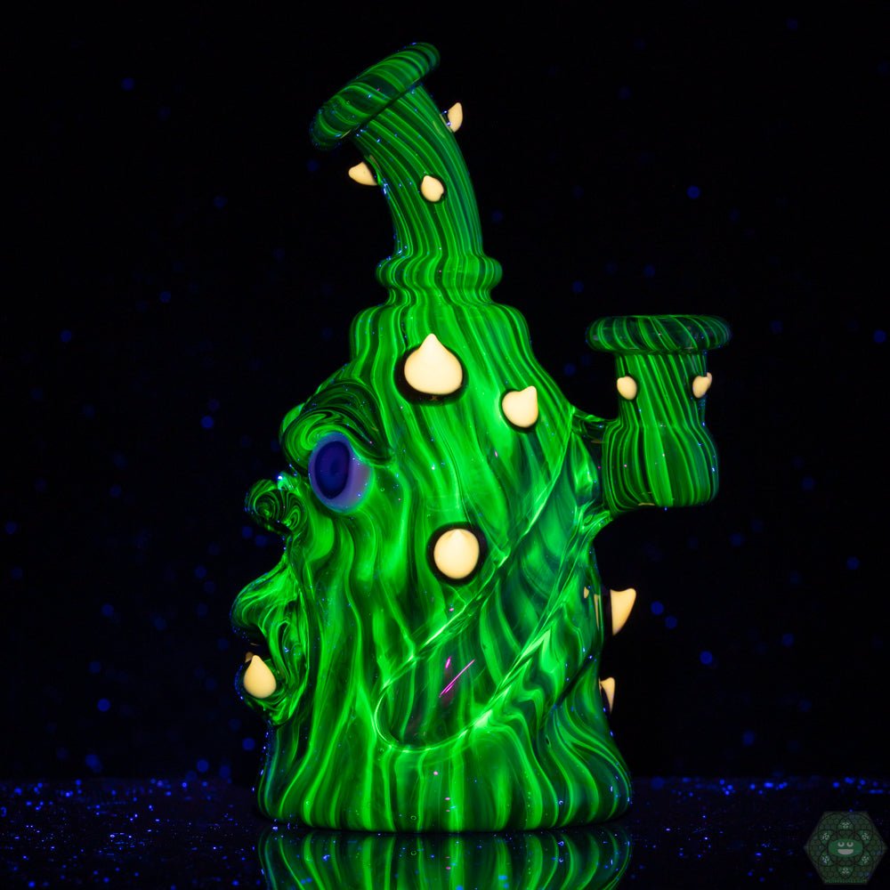 Handcrafted Glass Rig: This Kaleb Folck rig is meticulously handcrafted, ensuring a unique and high-quality piece.