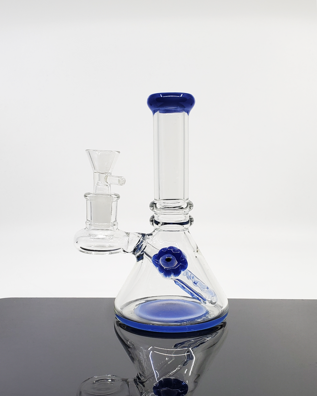 Eyeball Banger Hanger with a 3-hole perc and 14mm female joint, designed for smooth filtration and stylish aesthetics.
