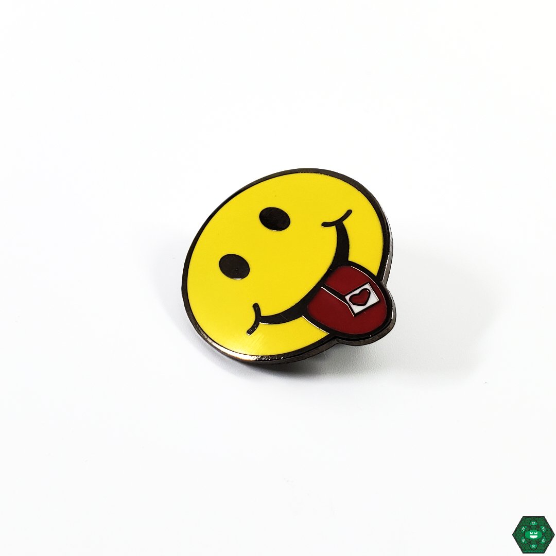 Sticker Smiley Pin Smiley Face Pin - Classic and Fun Enamel Accessory for Any Outfit – HG